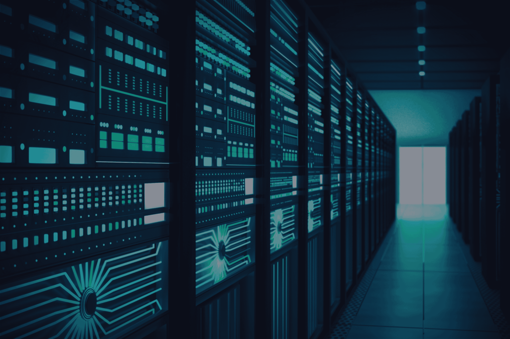 Infraestructura de centro de datos con filas de servidores iluminados, representando las soluciones de LRQA para la gestión integral de riesgos en centros de datos.