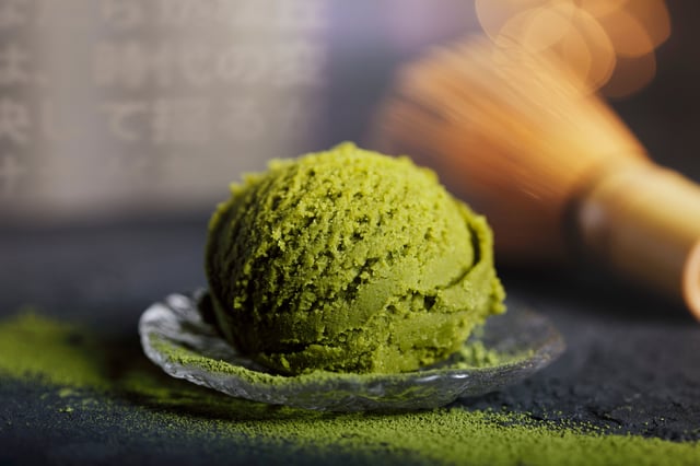 Producto alimenticio en polvo verde servido en una cuchara, representando la evaluación de seguridad alimentaria y una herramienta para evaluar seguridad alimentaria.