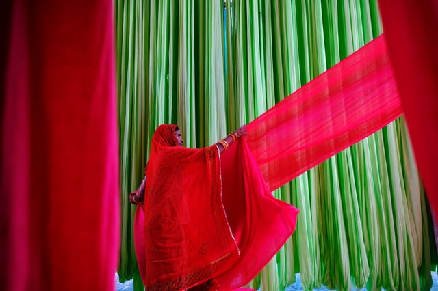 Mujer trabajando en una empresa textil